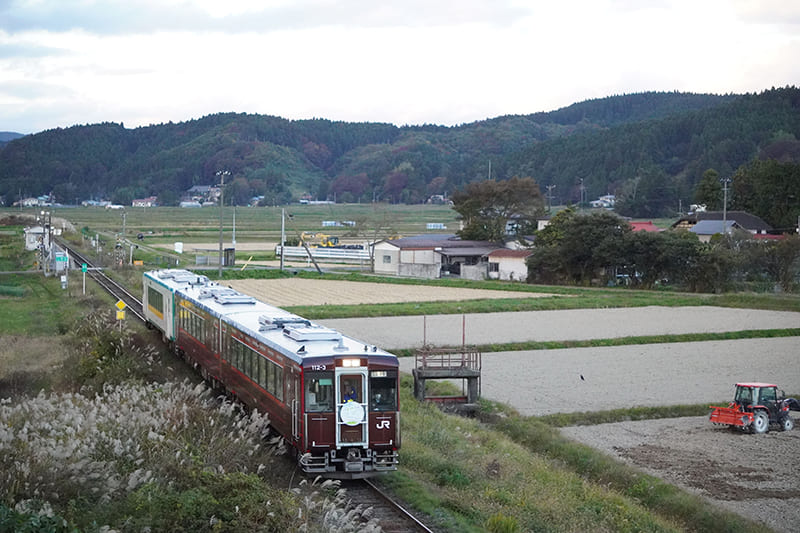 キハ110系気動車「快速湯けむり号」（上野目駅―岩出山駅間）