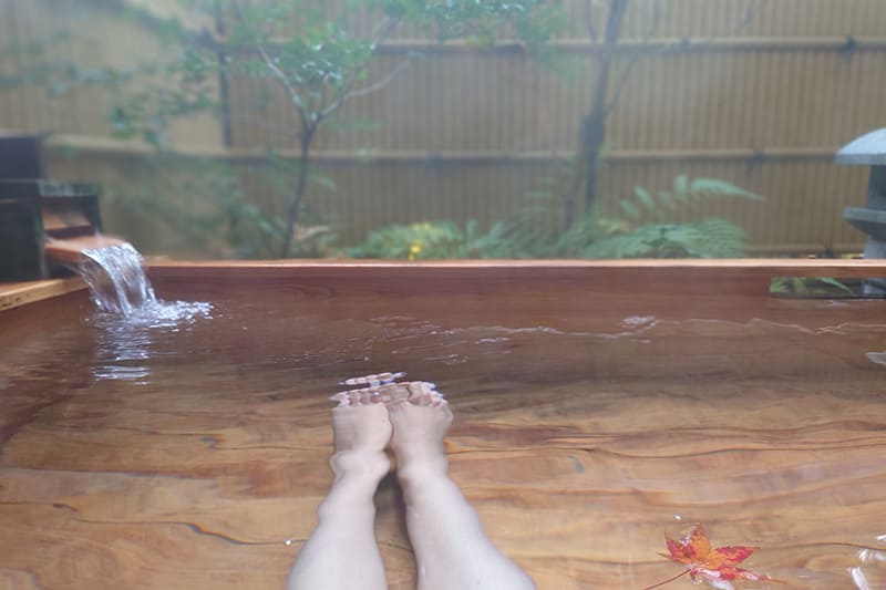 檜造りの貸切露天風呂「一笑」