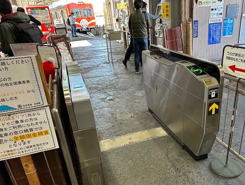 吉原駅改札口と岳南電車のホーム