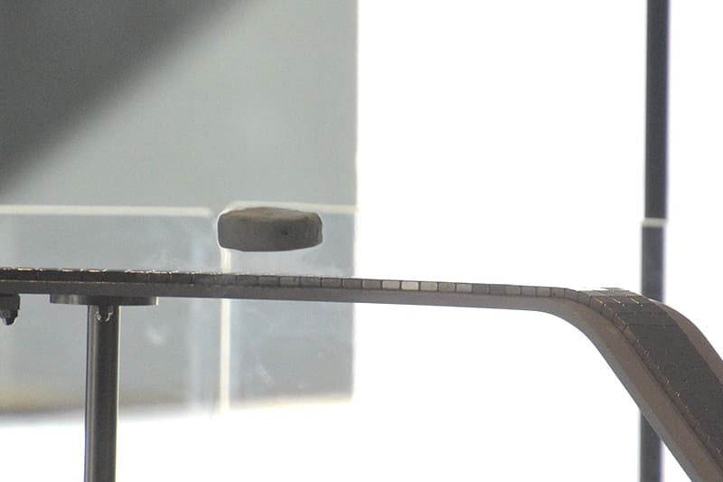 レールの上で浮かび上がる超電導体