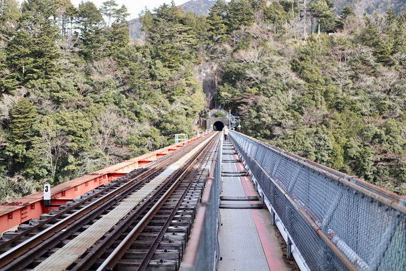 奥大井湖上駅　線路に併設された歩道
