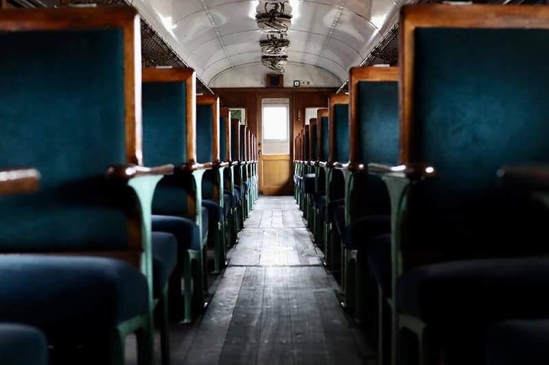 旧型客車オハフ33形の車内