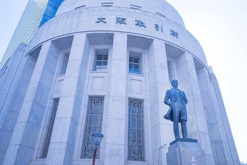 大阪取引所　五代友厚公の銅像