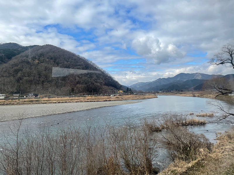 根尾川　樽見鉄道車窓