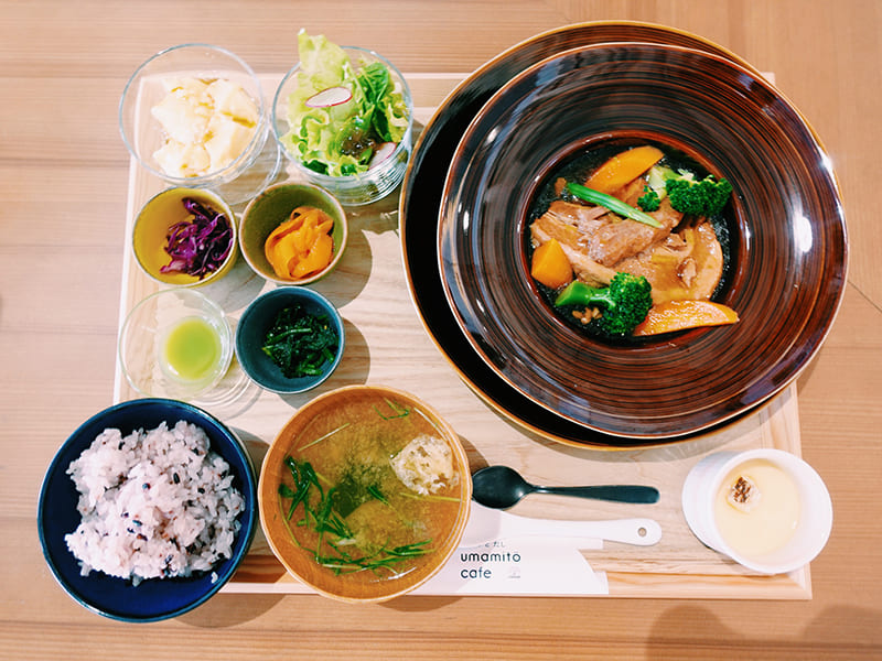 お出汁のきいた　とろける角煮御前