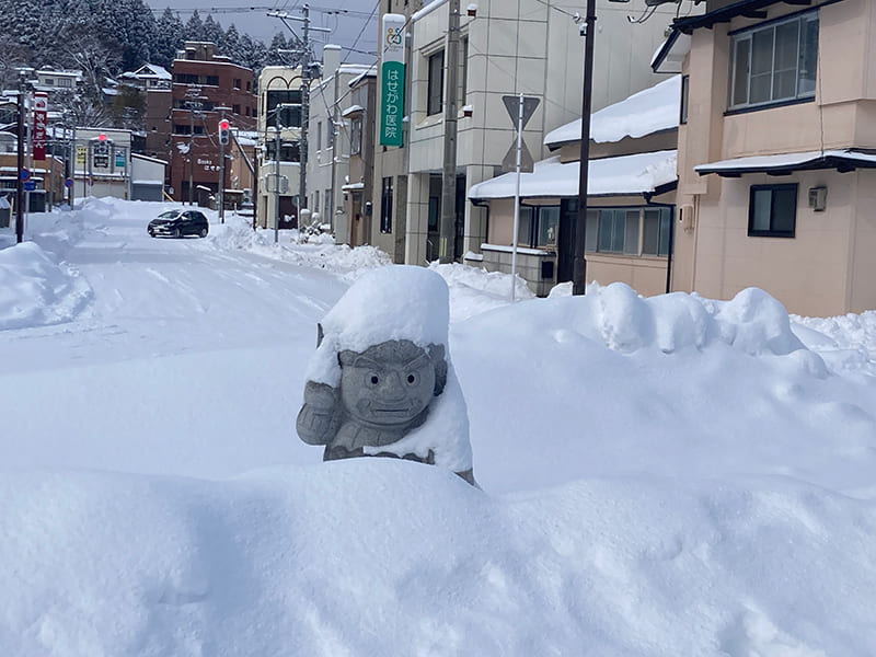 男鹿駅前のモニュメント