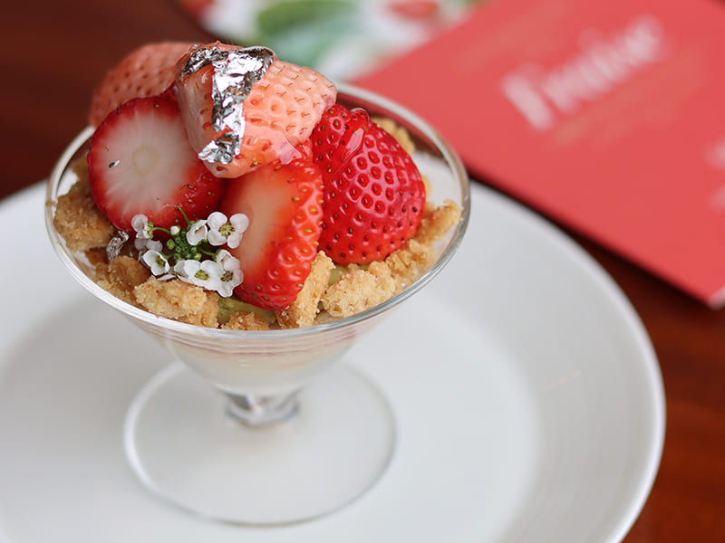 アフタヌーンティー　別添えのスペシャルデザート　軽く仕上げたフレジエをグラス仕立てで