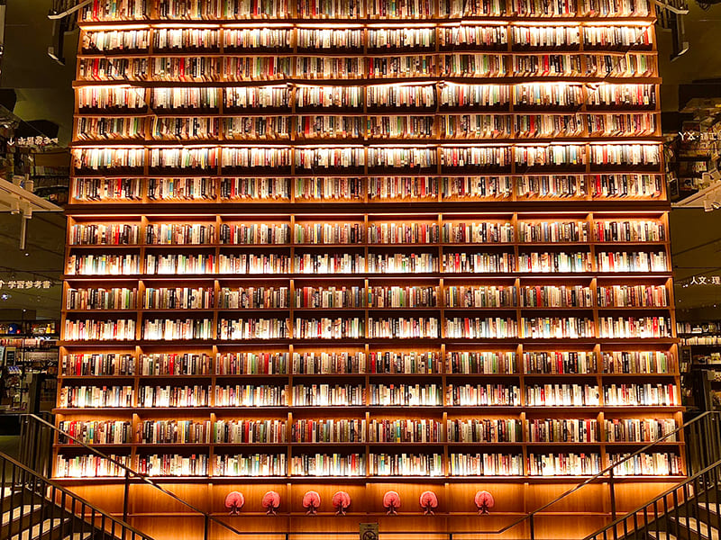 TSUTAYA BOOKSTORE則武新町　本棚