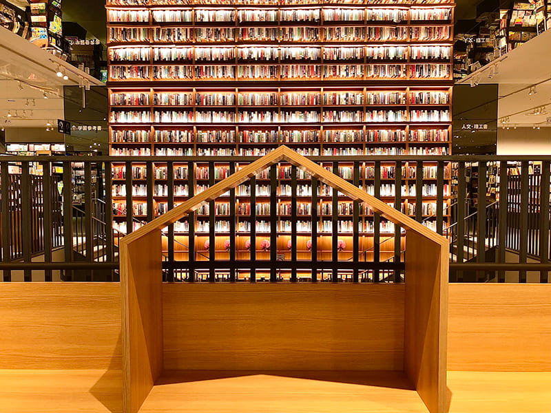 TSUTAYA BOOKSTORE則武新町　椅子