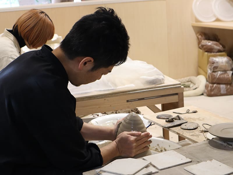 職人が制作している様子