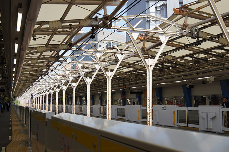 水道橋駅　線路間にある柱