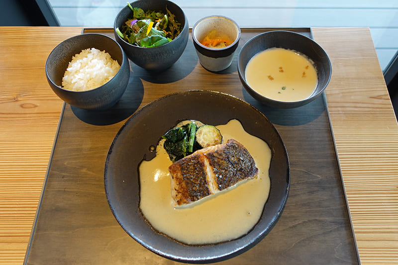 福井県産鮃（ひらめ）のポワレ　日本酒ソース