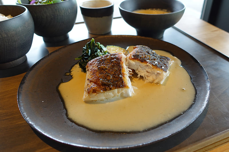 福井県産鮃（ひらめ）のポワレ　日本酒ソース