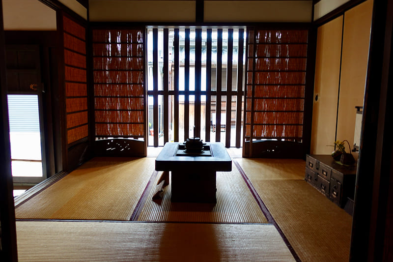 ならまち格子の家　みせの間