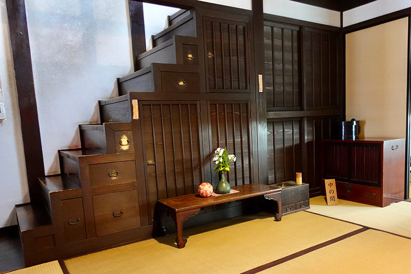 ならまち格子の家　中の間の箱階段