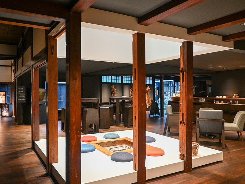 囲炉裏ラウンジ