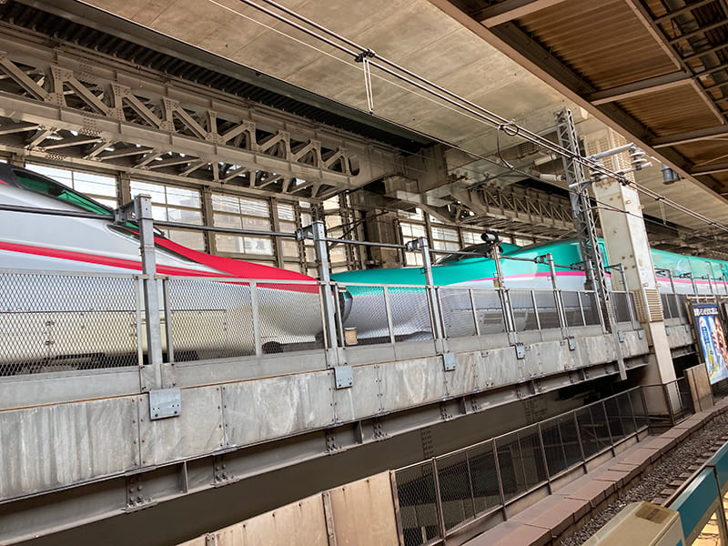 神田駅ホームから見る新幹線