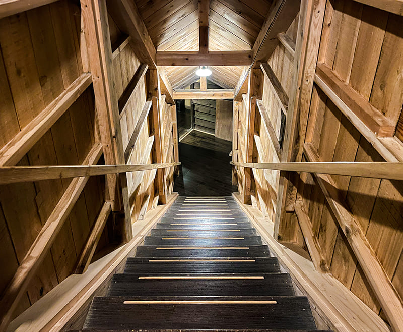 したの湯への階段