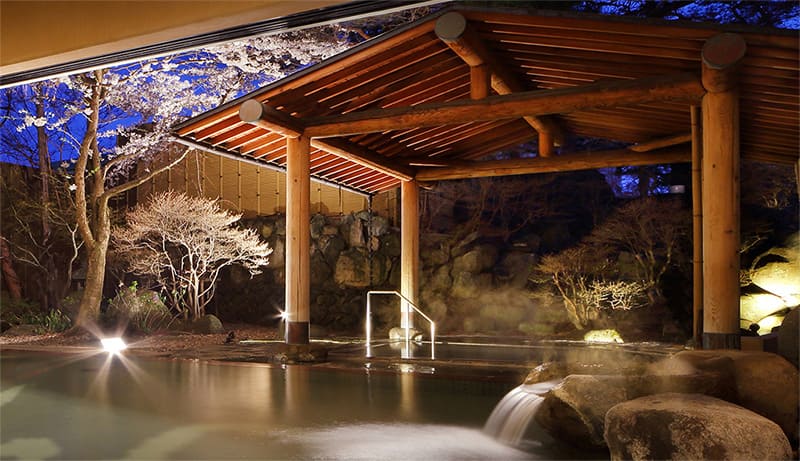 大浴場　花見露天風呂（写真提供：湯坊いちらく）