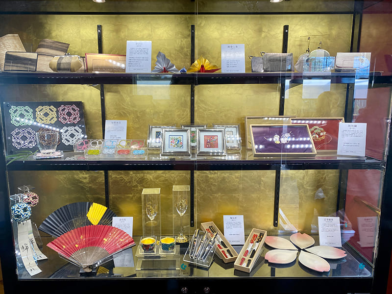 伝統工芸が展示された棚