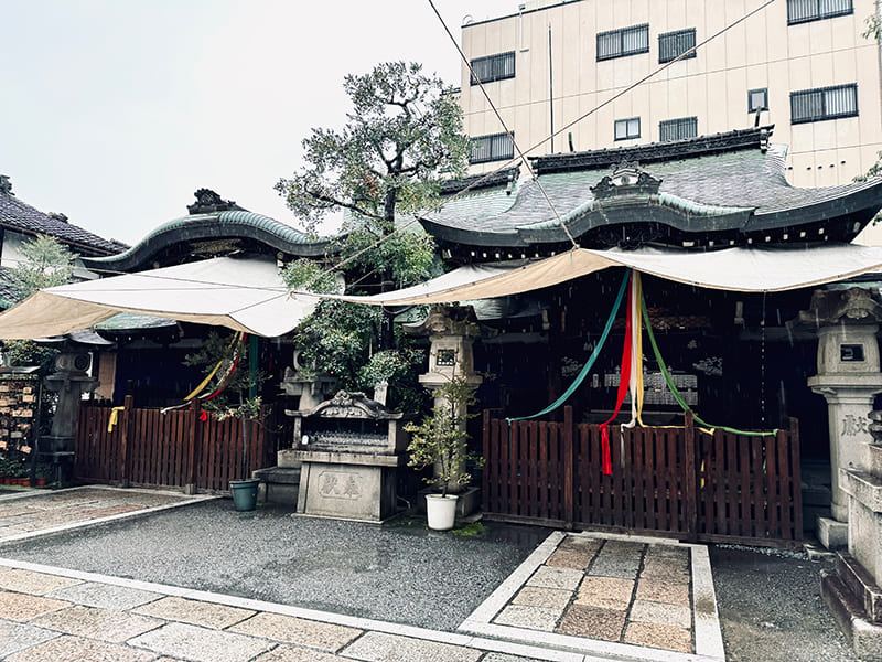 左「元祇園 梛神社」　右「式内 隼神社」