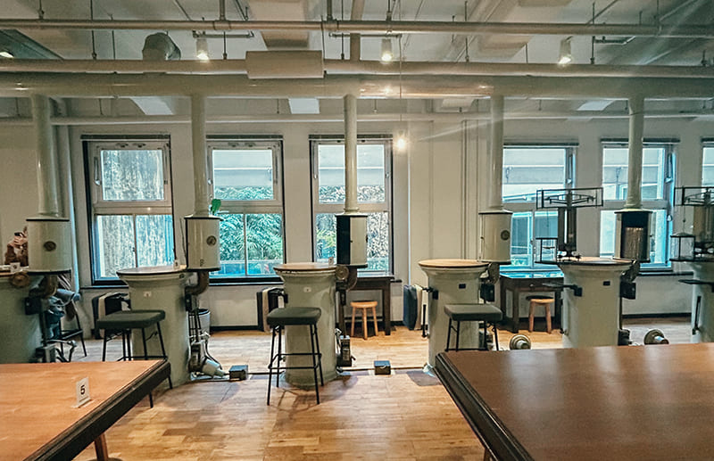 検査機器を再利用したテーブル