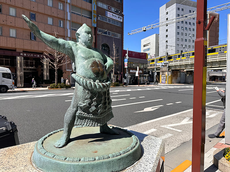 国技館通り　力士像