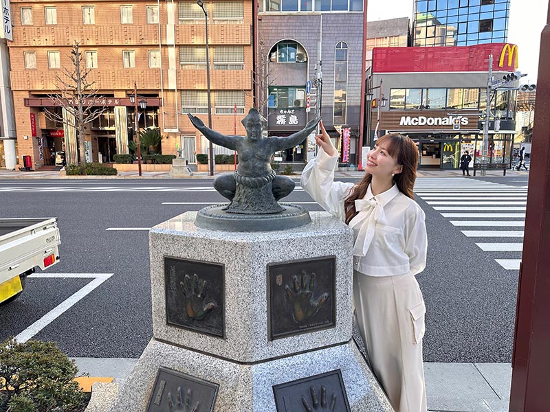 国技館通り　力士像