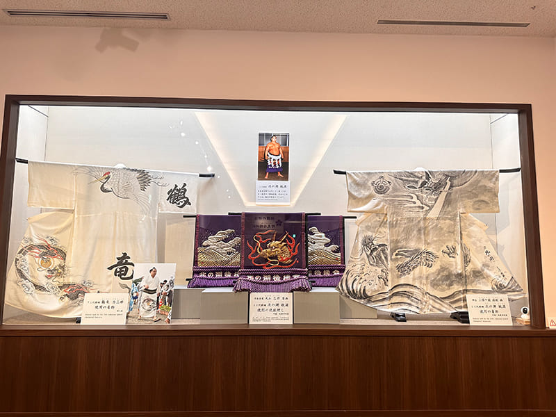 相撲博物館　鶴竜関と北の湖関が着ていた着物