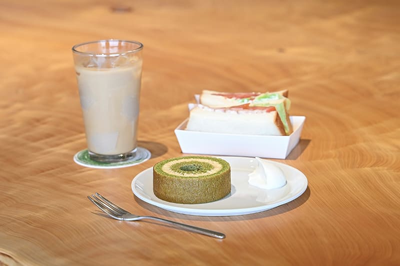 京ばあむ プレート、柚子胡椒香るBLTサンド、カフェラテ