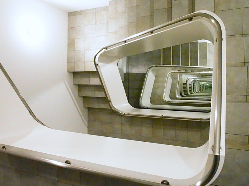 レアンドロ・エルリッヒ《インフィニットステアケース》