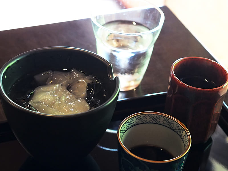 本葛きり 黒みつ 吉野産本葛粉（加賀棒茶付き）
