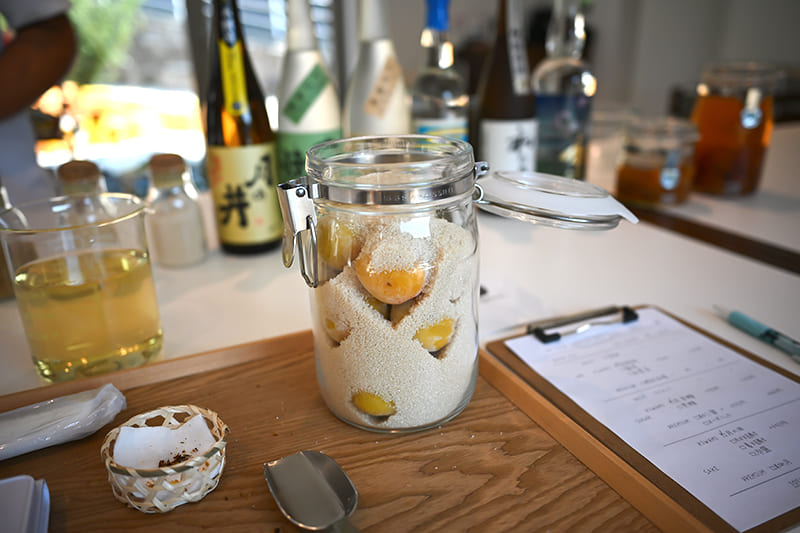 「オリジナル梅酒作り体験」梅と砂糖を入れた瓶