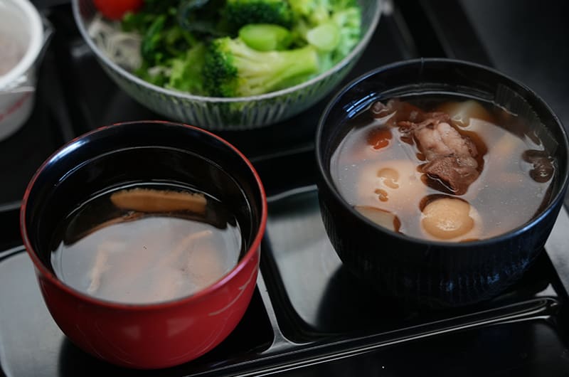 芋の子汁（右）