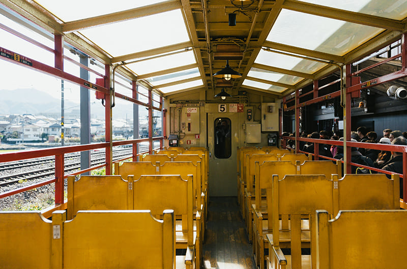 トロッコ列車の座席