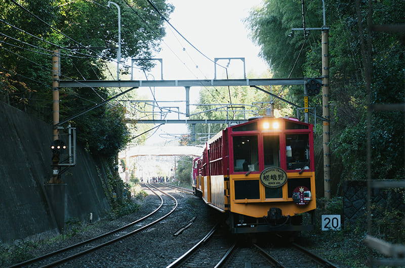 嵯峨野トロッコ列車が向かってくる様子