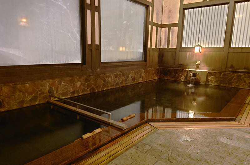 内湯　2つの浴槽