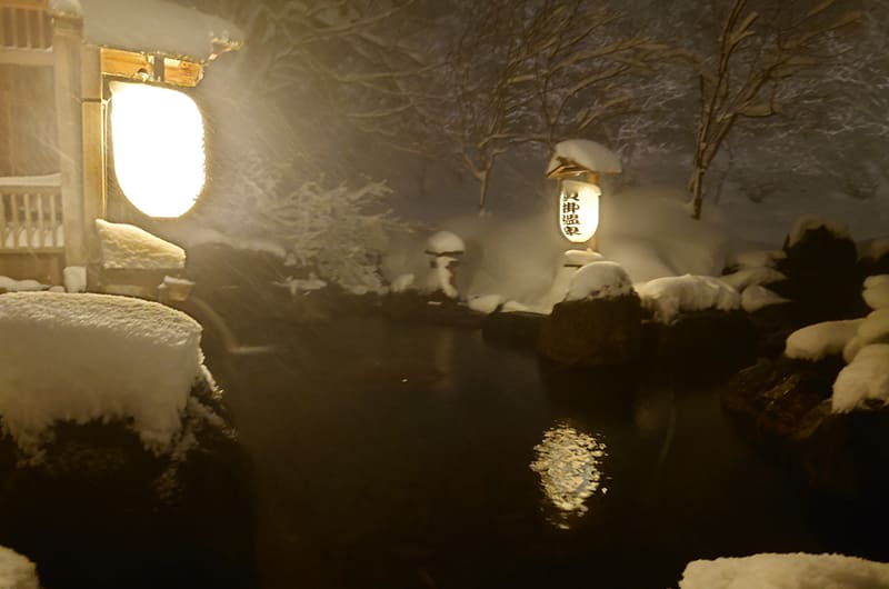 横殴りの雪が降る夜の露天風呂