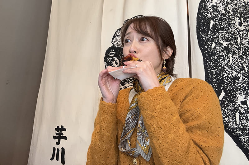 やきいもブリュレをいただく筆者