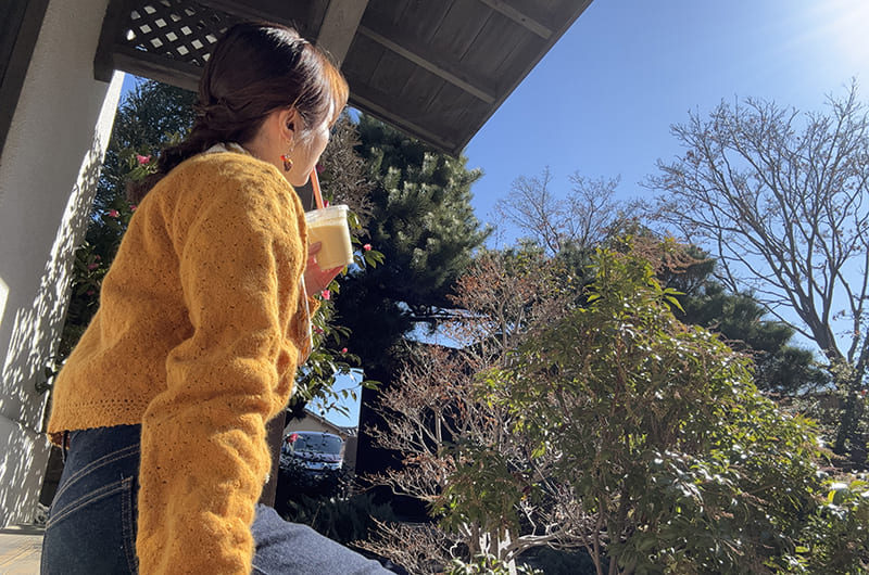 川越ポテトスムージーを飲む筆者