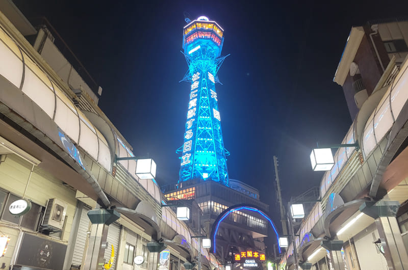 ライトアップされた通天閣