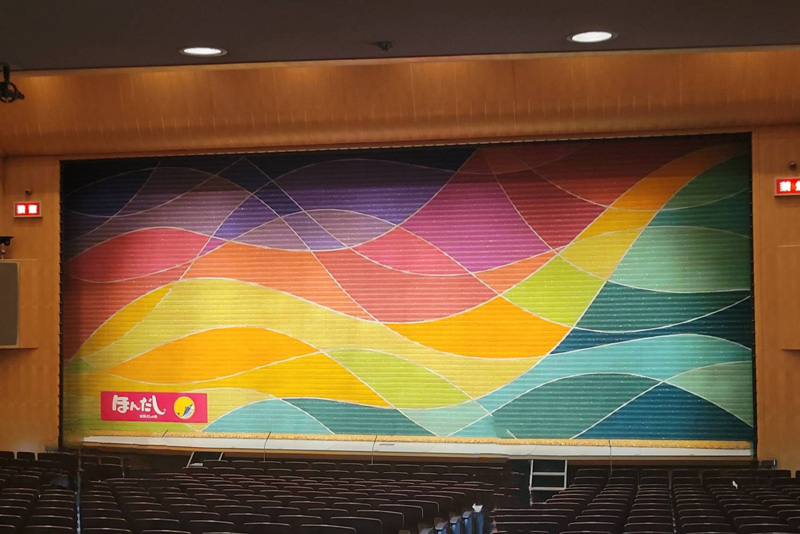 なんばグランド花月　劇場のどん帳