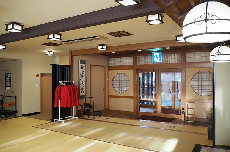 入り口から畳敷きの館内