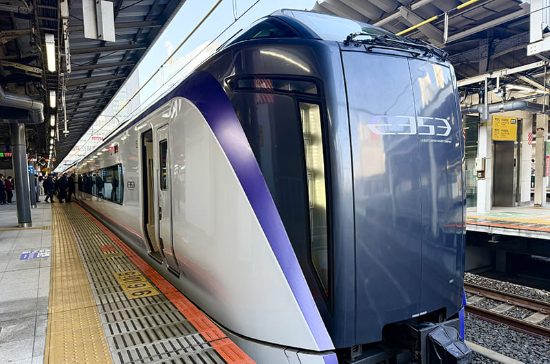 新宿駅　特急「かいじ」