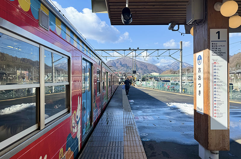 大月駅に停車する富士急行線