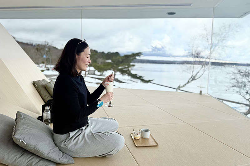 ラウンジでパフェをいただく筆者