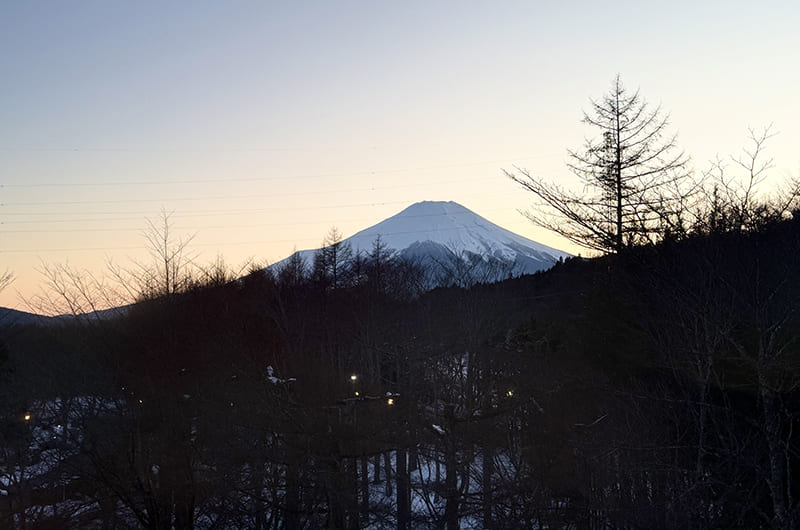 部屋の外に見える富士山
