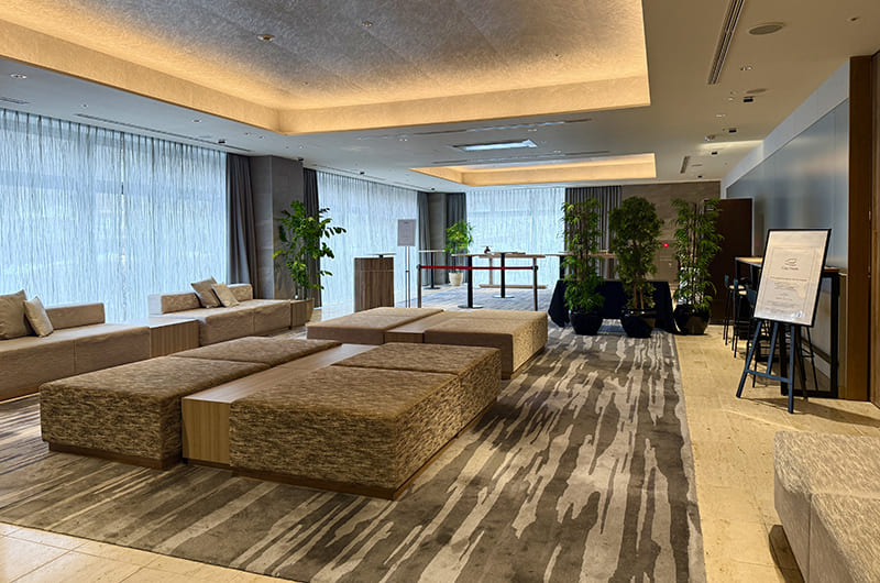 ホテル入口横のスペース