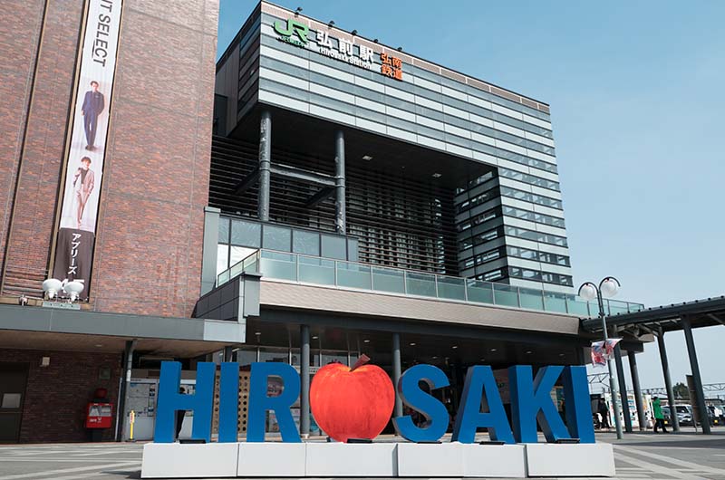 弘前駅「HIROSAKI」のモニュメント