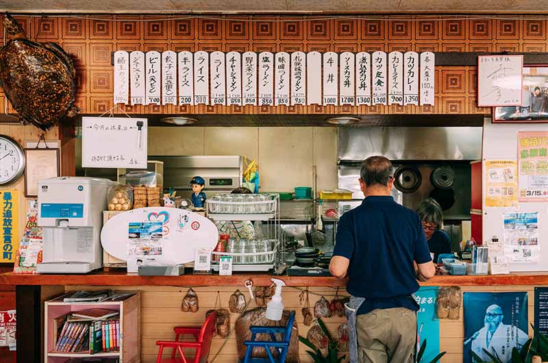 まるいち食堂店内